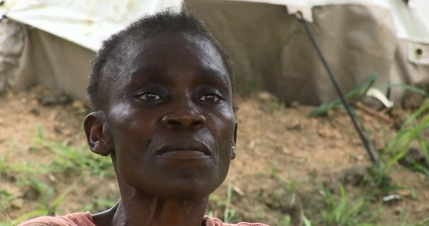 58-letnia Marie Boongo należy do bardzo nielicznej grupy osób, których organizm - przy wsparciu medycznym - pokonał śmiercionośnego wirusa Ebola. Kobieta, która jest mieszkanką Demokratycznej Republiki Konga, w wyniku straszliwej epidemii straciła jednak swoich bliskich: ośmioro dzieci, dwoje wnucząt i dwoje dalszych krewnych... Kiedy Marie wyszła ze szpitala i wróciła do swojej wioski, okazało się, że bez swoich najbliższych nie potrafi już tam funkcjonować. Bezlitosna gorączka krwotoczna zabrała jej wszystko - oprócz życia.


Rekonwalescentka, która sama jest teraz odporna na działanie wirusa, zaangażowała się w pomoc chorym na Ebolę, by w ten sposób przywrócić sens swojej dalszej egzystencji. Wszystkim zagrożonym zachorowaniem stara się natomiast uświadomić, jak ważna jest szybka i profesjonalna reakcja. - Nie wolno czekać, aż choroba się rozwinie. Trzeba od razu zabrać chorego do szpitala, bo tylko tam dostaniemy fachową pomoc - mówi Marie.


Dotychczas w Demokratycznej Republice Konga wirus Ebola zabił 43 osoby. Ten bilans jest jednak niczym w porównaniu z hekatombą w innych krajach Afryki Zachodniej. W Liberii, Gwinei i Sierra Leone na Ebolę zmarło prawie 4,5 tysiąca chorych.