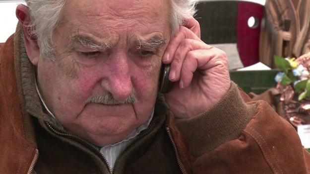 Dobiega końca kadencja jednego z najbardziej wyjątkowych prezydentów świata. Urugwajski przywódca Jose Mujica  - przed rodaków nazywany pieszczotliwie El Pepe - zasłynął jako polityk, który nie chce wyróżniać się spośród innych obywateli, mając za nic bogactwa, zaszczyty i przywileje.


Po wyborze na najwyższy urząd w państwie w 2010 r. Mujica odmówił przeniesienia się do oficjalnej prezydenckiej siedziby. Postanowił zostać na swojej niewielkiej farmie na obrzeżach Montevideo. Nie zmienił również samochodu. Od luksusowej limuzyny woli swojego starego volkswagena z 1987 r. Największy podziw - nie tylko w Urugwaju, ale też na całym świecie - wzbudził jednak fakt, że prezydent co miesiąc przekazywał aż 89 procent swoich zarobków na cele dobroczynne!


Mujica zapisze się w kronikach także z tego względu, że jako pierwszy przywódca państwowy na świecie zalegalizował w rządzonym przez siebie kraju uprawę, sprzedaż i użytkowanie marihuany. Tłumaczy to w następujący sposób: -Jeśli powiem „nie” i otoczę całą tę sprawę aurą tajemnicy, ludzie na pewno będą chcieli tego próbować. To, co zabronione, pociąga.


Jak każdy polityk, Mujica ma swoich przeciwników i krytyków. Obecnie sondaże dają mu 56-procentowe poparcie. Nie można jednak zaprzeczyć, iż swoją postawą udowodnił, że prezydent może być blisko zwykłych ludzi, a piastowanie wysokiego stanowiska niekoniecznie musi wiązać się z wykorzystywaniem tego faktu do własnych celów. Jose Mujica pokazał, co znaczy służba społeczeństwu. Nie chce jednak ubiegać się o wybór na kolejną kadencję. Ma inny plan - stworzyć na swojej farmie szkołę dla dzieci z ubogich rolniczych rodzin.