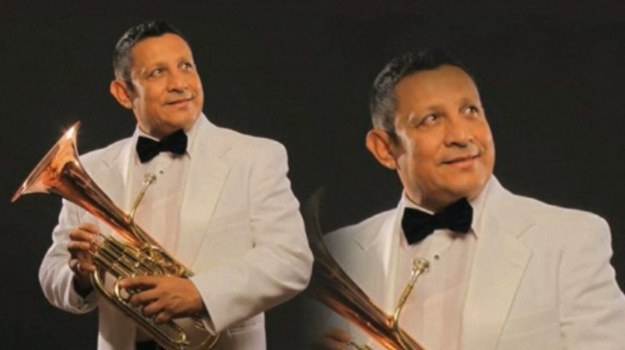 Meksykanie pożegnali jednego z najpopularniejszych artystów w tym kraju. Aldo Sarabia występował w znanym i wielokrotnie nagradzanym zespole Banda el Recodo, który ma na koncie między innymi kilkanaście Latin Grammy Awards.


W ostatniej drodze towarzyszyli Aldo koledzy z zespołu. To właśnie oni w ubiegłym tygodniu zgłosili policji jego zaginięcie… Szybko okazało się, że muzyka spotkał tragiczny los. Jego ciało znaleziono na terenie położonego nad Pacyfikiem kurortu Mazatlan. Twarz artysty była zmasakrowana od uderzeń tępym narzędziem, a na szyi widoczny był ślad po kuli.


Według śledczych, muzyk został zamordowany przez swoją własną żonę i jej kochanka. Kobieta zaprosiła męża na romantyczną kolację. Kiedy wsiedli do samochodu, z bagażnika SUV-a wyskoczył ukryty w nim wspólnik wiarołomnej małżonki, uzbrojony w pistolet. Artysta nie miał żadnych szans...
