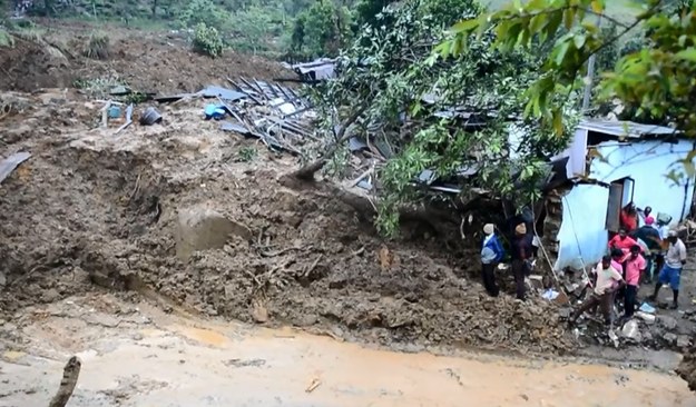 Co najmniej 100 osób zostało pogrzebanych żywcem pod lawiną błotną na Sri Lance, w jednym z największych rejonów upraw herbacianych. Lawina miała prawie 3 km długości, a wywołały ją padające od dłuższego czasu monsunowe deszcze. Ostateczny bilans katastrofy nie jest jeszcze znany – pod warstwą błota o grubości około 9 metrów mogą znajdować się jeszcze ludzie. Szanse na przeżycie są jednak w ich przypadku minimalne. Na miejsce katastrofy zostało skierowane wojsko i ciężki sprzęt.