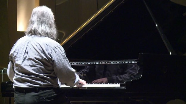 Mówi o sobie, że jest najszybszym pianistą świata. Ukraiński kompozytor i wirtuoz Lubomir Mielnik rozwinął technikę grania określaną mianem „muzyki ciągłej”. Każdą ręką wygrywa 19,5 nuty na sekundę. Eksperci porównują technikę gry Mielnika do tkania z nut. W efekcie słuchacz obcuje z gęstą ścianą dźwięku, w której granice pomiędzy poszczególnymi nutami zacierają się.


- Ucho nie jest w stanie tego usłyszeć, taka szybkość przekracza granice ludzkiej percepcji - mówi Mielnik, który uważa się za pierwszego prawdziwego innowatora w muzyce fortepianowej od 300 lat.