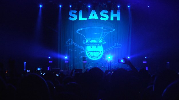 Slash wystąpił w Kraków Arenie. Słynny muzyk od kilku lat z powodzeniem koncertuje pod szyldem Slash feat. Myles Kennedy & The Conspirators. Zobacz fragmenty tego żywiołowego show.