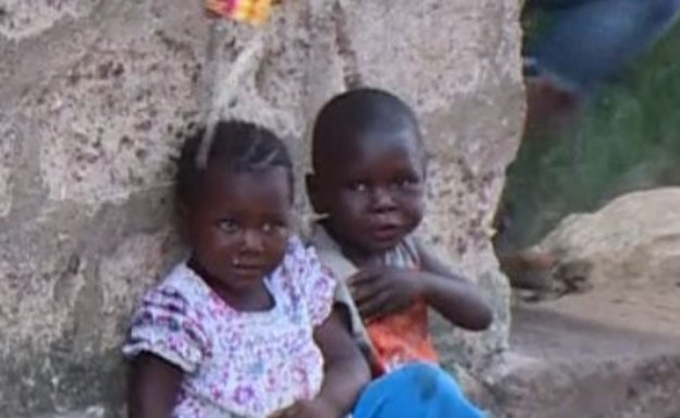Odkąd w Sierra Leone wybuchła epidemia Eboli, tutejsze oddziały położnicze opustoszały. Ciężarne boją się, że w szpitalu zarażą się wirusem i dlatego wolą rodzić dzieci w domu. Pracownicy medycznie podkreślają jednak, że przyszłe matki zachowują się nierozsądnie. – Staramy się ograniczać liczbę porodów domowych, wprowadzając wraz z lokalnymi władzami, odpowiednie rozporządzenia. Za poród w domu grozi grzywna – mówi Musab Sillah, dyrektor kliniki Kunterloh. UNICEF donosi, że w Sierra Leone na każde 100 tys. porodów aż 1200 kończy się śmiercią matki. Teraz może być jeszcze gorzej. 