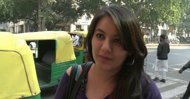 Lubieżne spojrzenia, wulgarne zaczepki słowne, napaści na tle seksualnym… W New Delhi, stolicy Indii, kobiety żyją w poczuciu permanentnego zagrożenia. Najbardziej stresującym momentem dnia jest dla nich powrót z pracy do domu środkami publicznego transportu. Ten strach wzrósł jeszcze po wydarzeniach sprzed dwóch lat. 23-letnia studentka, brutalnie zgwałcona i pobita przez grupę mężczyzn podróżujących autobusem, zmarła w wyniku odniesionych obrażeń. Wydarzenie to wstrząsnęło Indiami i światem, ale, niestety, niewiele zmieniło… Tylko w 2014 r. w New Delhi odnotowano 25 tysięcy gwałtów.


W New Delhi uruchomiono niedawno obowiązkowe kursy dla kierowców autoriksz, które mają uwrażliwić ich na zagrożenia czyhające na kobiety. Uczestnicy podkreślają, że ich mentalność uległa zmianie. „Teraz chcemy zrobić wszystko, by pomóc kobietom w bezpiecznym powrocie do domu” – mówią. Niestety, minie jeszcze wiele czasu, zanim mieszkanki New Delhi poczują się naprawdę bezpieczne.