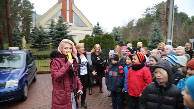 Margaret odwiedziła szkołę w Józefowie, by towarzyszyć uczniom i ich bliskim we wspólnym świątecznym kolędowaniu. Zobaczcie, co się tam działo!