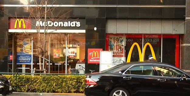 Niemiła przygoda spotkała matkę z małym dzieckiem w restauracji należącej do sieci McDonald's w japońskiej Osace. Był to... ludzki ząb. Kobieta poskarżyła się centrali McDonald's w Japonii, a ta zarządziła śledztwo. W toku dochodzenia ustalono, że ząb "nie został usmażony razem z frytkami". Podobno u żadnego z pracowników feralnej restauracji nie stwierdzono też braków w uzębieniu... Jak zatem ząb znalazł się we frytkach? Nie wiadomo.


Klientka - która wyznała dziennikarzom, że przeraża ją sama myśl o tym, iż jej dziecko mogło się udławić zębem z frytek - otrzymała oficjalne przeprosiny od sieci. Podczas specjalnej konferencji prasowej głos zabrali też przedstawiciele zarządu McDonald's Holdings Japan. Jak się okazało, nie był to jedyny przypadek w ostatnich miesiącach, kiedy klienci zgłaszali zastrzeżenia co do jedzenia serwowanego w japońskich restauracjach słynnej sieci. Obiekty niewiadomego pochodzenia znajdowano też w nuggetsach z kurczaka.


"Chcieliśmy bardzo przeprosić naszych klientów za stres i niedogodności, jakich doznali w związku z obecnością ciał obcych w naszym jedzeniu. Jest nam naprawdę przykro" - powiedział wiceprezes Takehiko Aoki. Na koniec dyrektorzy złożyli tradycyjny japoński ukłon... Trzeba przyznać, że wybrnęli z tej sytuacji z klasą!