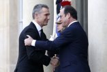 Sekretarz generalny NATO Jens Stoltenberg (po lewej) i prezydent Francji Francois Hollande (po prawej)