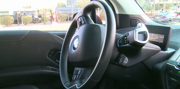 Samochód, który sam się prowadzi – to wizja, która urzeczywistnia się na naszych oczach! Pojazd wyposażony w system czujników i kamer radzi sobie zarówno na autostradzie, jak i w miejskim korku. Porusza się swoim pasem, utrzymuje odpowiednią prędkość i zwalnia w razie potrzeby. Takie auta zaprezentowano na odbywających się w Las Vegas targach nowych technologii i elektroniki użytkowej CES. 


- Osoba jadąca samochodem, zamiast myśleć o drodze, może się skupić na pracy lub odpoczynku; przeprowadzić wideokonferencję albo się zdrzemnąć - mówił w Las Vegas prezes Daimler AG. Konkurencja, czyli BMW, poszła o krok dalej. Koncern pokazał samochód, który sam parkuje, a następnie sam podjeżdża po właściciela. Auto wystarczy wezwać przez zegarek.


Czy jednak kierowcy zechcą oddać kierownicę samochodowi? Na pewno łatwiej będzie im to przychodziło w długiej trasie, a nieco trudniej w sytuacjach potencjalnie niebezpiecznych, jak przejazd przez skrzyżowanie. No i pozostaje jeszcze kwestia czerpania przyjemności z jazdy… Czy na pewno chcemy, aby elektronika stopniowo pozbawiała nas możliwości samodzielnego wykonywania różnych czynności?