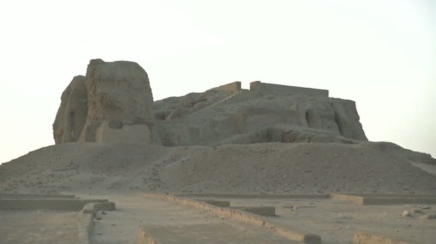 Przed tysiącami lat na terytorium dzisiejszego Sudanu kwitła jedna z najwspanialszych cywilizacji starożytności. To stąd wywodzili się Czarni Faraonowie – królowie krainy Kusz (jak nazywano wówczas Nubię), którym w VIII wieku przed naszą erą udało się podbić Egipt. Pozostawili oni po sobie wspaniałe budowle, które dziś figurują na liście światowego dziedzictwa UNESCO. Wśród nich są imponujące piramidy, których w Sudanie jest więcej niż w całym Egipcie.


Niestety, przez ostatnich kilkadziesiąt lat dziejowe zawieruchy nie były łaskawe dla sudańskiego dziedzictwa kulturowego. Krwawa wojna domowa, która zakończyła się w 2011 r. secesją Sudanu Południowego od reszty kraju, skutecznie zniechęciła zagranicznych turystów do podróży w te strony. Starożytne ruiny niszczały, muzea świeciły pustkami... W przekazach medialnych Sudan nie bez powodu pojawia się zazwyczaj w kontekście konfliktów, klęsk humanitarnych i niewyobrażalnej biedy. Być może jednak wkrótce się to zmieni.


Rząd w Chartumie postanowił podjąć zdecydowane działania na rzecz ochrony i promocji swoich historycznych skarbów. W tym celu poprosił o pomoc władze Kataru. Arabski emirat zainwestuje 135 milionów dolarów w renowację sudańskich zabytków. Wsparcie to ma przywrócić im dawną świetność - i zachęcić turystów, by odkryli w Afryce Północnej coś więcej niż tylko Egipt z jego kurortami i popularnymi atrakcjami.