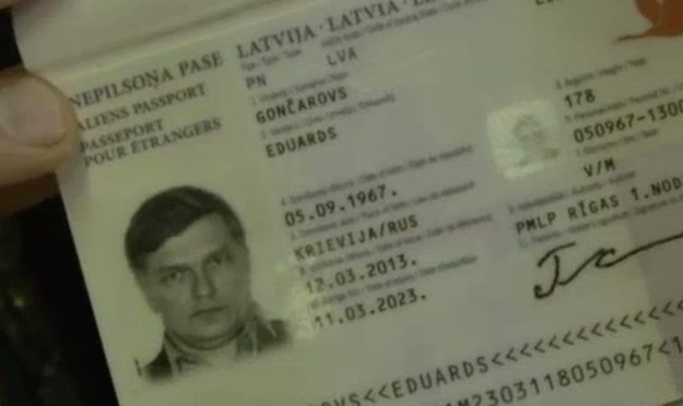 Status mniejszości rosyjskojęzycznej na Łotwie wciąż dzieli społeczeństwo. W państwie żyje aż 300 tys. bezpaństwowców. Większość z nich to etniczni Rosjanie, którzy nie identyfikują się z tym krajem. Bo i dlaczego mieliby chcieć być obywatelami kraju, który, jak twierdzą, depcze ich prawa i nie pozwala na godne życie? Edward Gonczarow z pochodzenia jest Rosjaninem i nie chce łotewskiego obywatelstwa, choć w Rydze mieszka już od 25 lat.  – Nie czuję się związany z tym państwem. Jeśli od lat słyszę: „jesteś zaborcą, jesteś nikim”, to dlaczego mam składać obywatelską przysięgę? – pyta rozżalony Gonczarow. – Nie widzę najmniejszego powodu, żeby zostać łotewskim obywatelem, skoro jestem źle traktowany i poniżany – dodaje. 


Bezpaństwowcy nie mogą brać udziału w wyborach i, choć legitymują się łotewskim paszportem, to widnieje na nim napis ‘obcokrajowiec’.  – Jeżeli politycy utrudniają grupom mniejszościowym udział w życiu politycznym, to wzrasta ryzyko instrumentalizacji tych grup przez innych, np. przez Federację Rosyjską – mówi Elizabete Kriwcowa z organizacji „Kongres Bezpaństwowców”. 


Czy i jak Łotwa poradzi się bezpaństwowcami? Nie da się ukryć, że to dość palący problem, zwłaszcza teraz, kiedy Łotysze objęli prezydencję w Unii Europejskiej. 