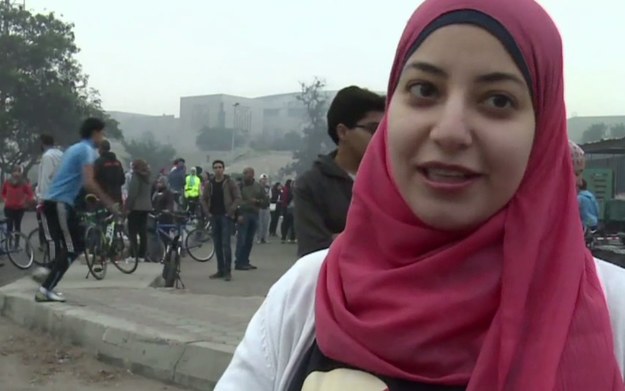 Poruszanie się na rowerze po zakorkowanych ulicach Kairu jest prawdziwym wyzwaniem, zwłaszcza dla kobiety. Wielu mieszkańców egipskiej stolicy uważa, że przedstawicielki płci pięknej w ogóle nie powinny jeździć na rowerze. Jednak Jasmin nie bierze sobie takich uwag do serca. -  Dzięki temu oszczędzam czas i pieniądze. Z powodu korków jazda samochodem  po Kairze trwa trzy razy dłużej niż jazda rowerem – twierdzi młoda cyklistka. 


Inna kwestia, że w Egipcie rower w ogóle nie jest popularnym środkiem transportu. Zazwyczaj korzystają z niego ubodzy robotnicy.  Za taki stan rzeczy odpowiada głownie natężony ruch i nieustanne korki. Większość ludzi po prostu boi się jeździć rowerem i bez zastanowienia wybiera cztery kółka.


Organizacja „Go Bike” chce spopularyzować poruszanie się na rowerze, walcząc miedzy innymi o ścieżki rowerowe.  – Kiedy powstaną ścieżki rowerowe, wszystko się zmieni – twierdzi Mohamed Sami z organizacji „Go Bike”. – Ponad 40% mieszkańców zacznie jeździć na rowerze – dodaje. 
