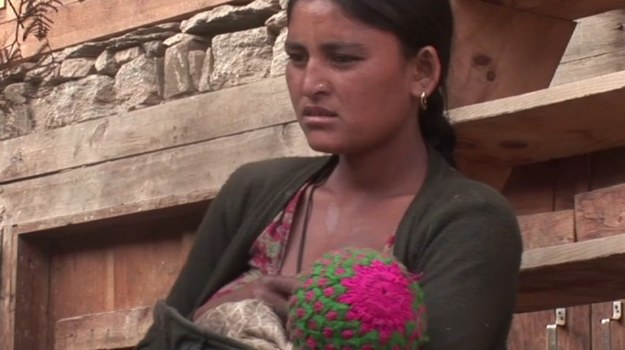 Nepal przoduje na niechlubnej liście państw, w których odsetek małżeństw dorosłych z dziećmi jest niezwykle wysoki. Przez "dzieci" należy tutaj rozumieć dziewczynki - często nawet 10-letnie. Są one porywane i przemocą wydawane za mąż za starszych, obcych mężczyzn. Wiąże się to dla nich nie tylko ze strachem i przykrymi konsekwencjami przedwcześnie rozpoczętego życia płciowego, ale także z rezygnacją z marzeń o zdobyciu wykształcenia.


"Małżeństwo pochłonęło całe moje życie. Nie mogłam już czytać, pisać; nie dane mi było skończyć szkoły. Moje życie będzie zmarnowane – już do śmierci będę pracować na roli" - mówi Dana, która kiedyś bardzo chciała zostać nauczycielką. Została jednak uprowadzona i wydana za mąż jako 14-latka.