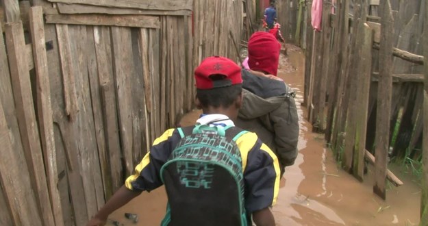 W ostatnich tygodniach nad Madagaskarem przeszły dwie tropikalne burze. Zginęło ponad 80 osób, poszkodowanych jest 180 tysięcy. W Antananarywie, stolicy kraju, setki ludzi brodzą w brudnej wodzie pełnej zarazków. Chorują, cierpią z powodu piekących oczu – ale nie mogą uzyskać żadnej pomocy od władz.


Chociaż Madagaskar co roku nawiedzają burze tropikalne i cyklony, nie ma tu odpowiednich zabezpieczeń infrastrukturalnych ani kanalizacji przeciwdeszczowej. To biedny kraj: aż 70 procent mieszkańców żyje poniżej progu ubóstwa. Rząd zwrócił się do międzynarodowej społeczności o pomoc w walce ze skutkami klęski żywiołowej. Trzeba działać szybko, bo z zalanych dzielnic nie są usuwane nieczystości, co grozi wybuchem epidemii.