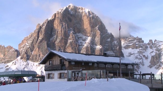 W poszukiwaniu ciekawych ofert zimowego wypoczynku z całą pewnością warto zainteresować się atrakcjami Cortina D'Ampezzo. Ulokowany u stóp Dolomitów kurort słynie jako narciarski raj. Może się on poszczycić najdłuższą trasą zjazdową w Europie, w dodatku tak malowniczą, że figurującą na liście światowego dziedzictwa przyrody UNESCO. Ostatnimi czasy turystów coraz bardziej kusi jednak to, co Cortina D’Ampezzo ma do zaoferowania po szaleństwach na stoku...


Miłośnicy adrenaliny mogą wyruszyć helikopterem na podbój dziewiczych szlaków, z dala od utartych tras. Amatorzy relaksu mają zaś do wyboru najwyżej położoną na świecie saunę pod gołym niebem, hotele z luksusowymi ośrodkami spa, a także odpoczynek w drewnianej balii wypełnionej gorącą wodą, z widokiem na ośnieżone szczyty masywu Tofanów - i kieliszkiem szampana w dłoni.


W Cortina D’Ampezzo łatwo ulec złudzeniu, że czas się tutaj zatrzymał – także dlatego, że władze tego malowniczego miasteczka nie pozwalają na bezładne i dzikie zabudowywanie terenu kurortu. Narciarski sezon trwa tutaj od początku grudnia do końca lutego, ale i w marcu w najwyższych partiach gór panują idealne warunki do uprawiania białego szaleństwa. W tych miesiącach 2-tysięczna miejscowość przyjmuje nawet 40 tysięcy gości, wśród których nierzadko można spotkać znanych sportowców, polityków, biznesmenów i koronowane głowy.