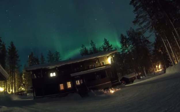 To niesamowite nagranie zostało zarejestrowane w Laponii. Zorza polarna – aurora borealis – jest tam częstym zjawiskiem. Górne warstwy atmosfery świecą różnobarwnym światłem na skutek odpychania od nich naładowanych cząsteczek ze Słońca w okolicach biegunów magnetycznych Ziemi.


Aurora borealis występuje nie tylko na północnych rubieżach Skandynawii; obserwowana jest również na Islandii, Grenlandii, Alasce, na północy Kanady i na Syberii. Na południowej półkuli to samo zjawisko znane jest jako aurora astralis.