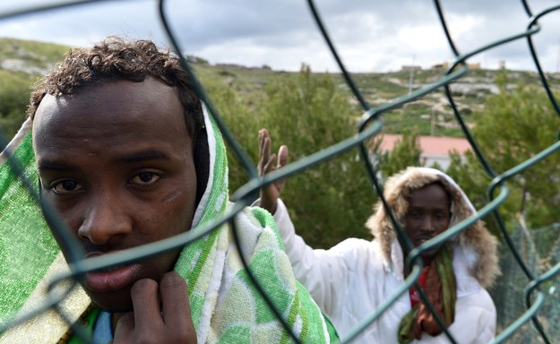 Młody Somalijczyk Abdenadżib właśnie przybył na włoską wyspę Lampedusę, która dla tysięcy imigrantów z Afryki jest bramą do lepszego świata. Szlak, jaki pokonał, wiódł przez Kenię, Ugandę, Sudan Południowy, Sudan i Libię. W Trypolisie Abdenadżib wsiadł na łódź wraz z kilkuset innymi osobami, mając świadomość, że być może nie dopłynie do włoskiej ziemi. Morze Śródziemne pochłonęło już wielu desperatów próbujących przedostać się na przepełnionych łodziach do Europy...


Abdenadżib miał jednak szczęście. Bezpiecznie dotarł na Lampedusę, gdzie przebywa obecnie w ośrodku dla nieletnich uchodźców. Wie, że ryzyko, które podjął, opłaciło się. „Uciekłem, bo bałem się islamistów. Chcę od was pomocy, chcę się też tutaj uczyć” – mówi. Z Włoch planuje udać się do Norwegii i tam rozpocząć nowe życie. Takich jak on są tysiące. Nasilony napływ afrykańskich imigrantów to problem, z którym niebawem będzie musiała się zmierzyć już nie tylko maleńka Lampedusa, ale i cała Europa.