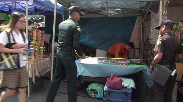 Wzdłuż głównych ulic Bangkoku działa cała armia ulicznych sprzedawców, którzy oferują przechodniom odzież, warzywa, napoje czy płyty. Władze twierdzą jednak, że takich stoisk jest za dużo, dlatego postanowiły przenieś część z nich na inne, mniej ruchliwe ulice. Policja tłumaczy, że na chaos na chodnikach skarżą się tysiące mieszkańców stolicy Tajlandii. Jednak wiele osób martwi się o los ulicznych sprzedawców, którzy zazwyczaj należą do najbiedniejszych warstw społeczeństwa. 