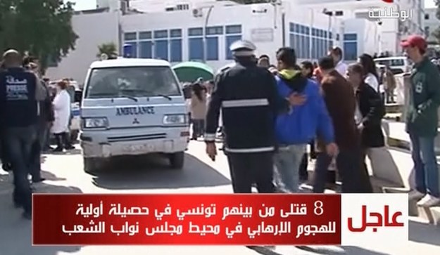 18 marca w Tunisie napastnicy ubrani w mundury wojskowe otworzyli ogień do zagranicznych turystów wychodzących z autokaru, a następnie zapędzili ich do pobliskiego Muzeum Bardo. W ataku zginęły 23 osoby, w tym 20 cudzoziemców.


Aktualny bilans ofiar tuniskiego zamachu wśród polskich obywateli przedstawia się następująco: 2 osoby zabite, 10 rannych i jedna osoba zaginiona. Był to najpoważniejszy atak wymierzony w turystów w Tunezji od 13 lat.