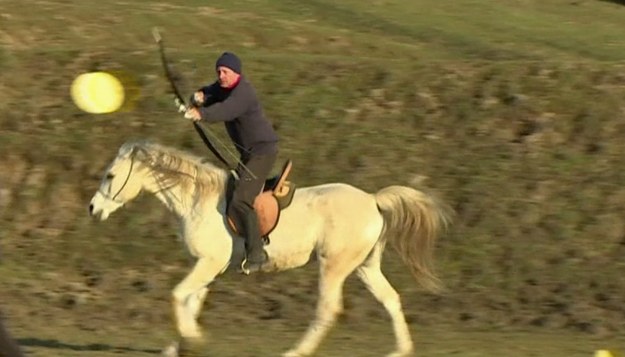 Lajos Kassai, 54-letni Węgier, jest wielokrotnym mistrzem w łucznictwie konnym. To sport, który wymaga dobrego oka, pewnej ręki i nadzwyczajnego opanowania. – W łucznictwie konnym bardzo ważne są rytm i równowaga, a jeszcze ważniejsza jest umiejętność skoncentrowania się na koniu i na celu – mówi mistrz. Wielu ludzi uważa Lajosa za naśladowcę i spadkobiercę madziarskich nomadów, ponieważ podstawą łucznictwa konnego jest historia i tradycja. 


W szkole założonej przez Lajosa Kassai uczy się około 300 osób. Adepci łucznictwa konnego zdają sobie sprawę, że - aby stać się dobrym łucznikiem i jeźdźcem - trzeba tej pasji poświęcić całe życie. 