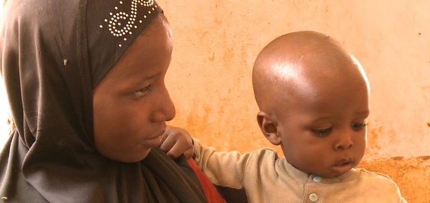 Do szpitala w stolicy Nigru – liczącego 1,3 mln mieszkańców Niamey – codziennie przyjmowane są niedożywione niemowlęta. Szacuje się, że problem głodu w tym kraju (zaliczanym do najsłabiej rozwiniętych na świecie) dotknie aż miliona dzieci. Podstawową przyczyną tej sytuacji jest jednak nie bieda, a ignorancja kobiet, jeśli chodzi o opiekę nad najmłodszymi. Jednocześnie przyrost naturalny w Nigrze jest bardzo wysoki. W ciągu najbliższych 18 lat liczba ludności, która dziś wynosi 17 milionów, najprawdopodobniej się podwoi. Bomba demograficzna już tyka... Organizacje zajmujące się zwalczaniem głodu i niedożywienia wiedzą, że wkrótce nie będą w stanie skutecznie pomóc wszystkim potrzebującym.