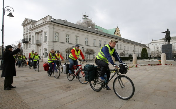 Dojeżdżają rowerami na Wawel
