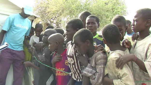 Młodzi uchodźcy z Nigerii, którzy dotarli do obozu UNICEF-u w Czadzie, przeżyli piekło. Każdy z nich uciekał przed islamistami z Boko Haram. O traumatycznych przeżyciach, jakie stały się udziałem tych dzieci, świadczą ich rysunki, zdominowane przez kolor czerwony. Widać na nich zakrwawione twarze i ciała pozbawione głów. Soumaila doskonale pamięta dzień, w którym fanatyczni bojownicy zaatakowali jego wioskę...


- Staliśmy przed domem, kiedy nagle pojawili się ludzie z Boko Haram. Podeszli do osób zebranych nad rzeką i tak po prostu je rozstrzelali – wspomina chłopak. Inny mały uciekinier widział, jak jego sąsiad spłonął żywcem. – Zamknęli go w domu i podpalili budynek; nie udało mu się wydostać – mówi cicho.


Tak bolesne wspomnienia niełatwo jest wymazać z pamięci, chociaż pracownicy UNICEF-u robią, co mogą. Organizują dla dzieci imprezy sportowe i różnego rodzaju warsztaty. Ale mali uchodźcy bezpowrotnie utracili dziecięcą niewinność. – Nigdy nie zapomnę tego, co widziałem w Nigerii – mówi jeden z nich, Mahamat. Podobnie jak jego rówieśnicy, chce on tylko jednego: wrócić jak najszybciej do domu i odnaleźć swoją rodzinę, z którą rozłączył się w trakcie ucieczki.