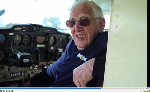 Paddy Elliot to odważny emerytowany pilot, który - mimo swoich 90 lat - wciąż jeszcze siada za sterami samolotu. W tym momencie jest najstarszym aktywnym pilotem na świecie. 


Paddy przyznaje, że zaczął się interesować samolotami już w dzieciństwie, ale jego kariera pilota rozkręciła się na dobre dopiero kiedy przeszedł na emeryturę. – Chciałem sobie jakoś urozmaicić życie na emeryturze i wówczas odnalazłem swoje powołanie - wyznaje najstarszy pilot na świecie. W młodości miał mnóstwo okazji, aby pogłębiać swoją pasję. Jedną z nich wył staż w Austin Motor Company w Longbridge, firmie, która w czasie wojny produkowała i montowała części do samolotów. 


Mimo podeszłego wieku wciąż pracuje pięć dni w tygodniu w South Warwickshire Flying School, w placówce w której jest członkiem od 1989 roku. Ta niecodzienna pasja pozwala mu czuć się młodo, mimo upływy lat. 
