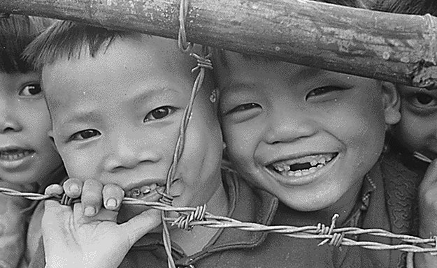 40 lat temu, tuż przed zajęciem Sajgonu przez siły komunistycznego Wietnamu Północnego, Amerykanie wywieźli z Wietnamu około trzech tysięcy dzieci i niemowląt – głównie sierot. Była to tak zwana operacja „Babylift”. Objęte nią dzieci trafiły do rodzin adopcyjnych na całym świecie.


Dziś ci dorośli już ludzie coraz liczniej wracają do ojczyzny w poszukiwaniu swoich korzeni – a przede wszystkim biologicznych rodziców. Wśród nich jest Chantal Doecke, która od dawna stara się odnaleźć swoją matkę. Na razie – bez powodzenia... - Wszędzie natrafiam na niewidzialny mur. Chyba  niczego się nie dowiem. Jest mi naprawdę ciężko – żali się kobieta.


W latach 1945 – 1975 Wietnam pogrążony był w konflikcie, który rozdzielił miliony rodzin. W wielu przypadkach rozłączeni krewni poszukują się do dzisiaj, także za pośrednictwem mediów.