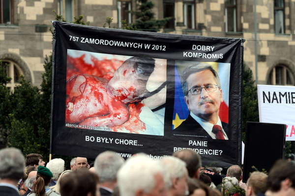 Przeciwnicy prezydenta Komorowskiego z transparentami