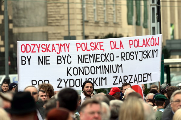 Przeciwnicy prezydenta Komorowskiego z transparentami