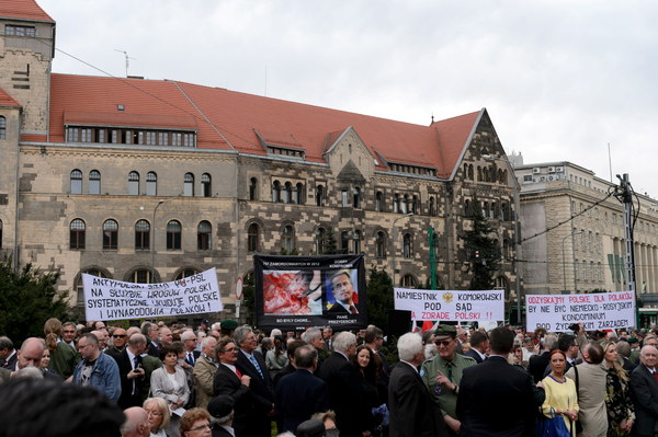 Przeciwnicy prezydenta Komorowskiego z transparentami