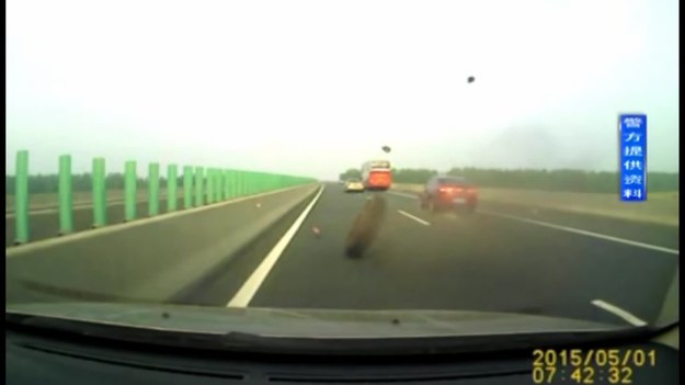 Ten dramatyczny materiał został zarejestrowany na chińskiej autostradzie. Samochodowa kamerka uchwyciła moment, w którym wzdłuż jezdni toczy się luźna opona. Niespodziewana przeszkoda uderzyła w dwa samochody. Okazało się, że opona obluzowała się i odpadła z dużej ciężarówki zaledwie kilka chwil wcześniej. Na szczęście nikt nie został ranny w wypadku.