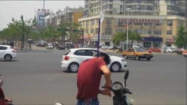 Takie rzeczy tylko w Azji… W Chinach, w prowincji Jiangsu, pewien przechodzień uwiecznił niezwykły widok – mężczyznę podłączonego do kroplówki i... jadącego na skuterze. Bohater nagrania zręcznie kierował maszyną za pomocą jednej tylko ręki. Czyżby był to uciekinier ze szpitala? 