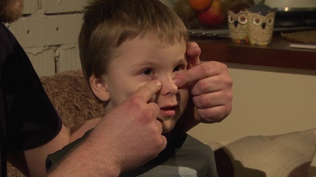 Jak radzić sobie z zapchanym nosem u dziecka, by zalegające, gęste wydzieliny nie doprowadziły do zapalenia zatok?