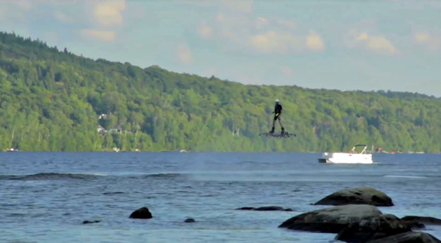 Catalina Alexandru Duru właśnie pobił rekord Guinnessa w "najdłuższym locie na latającej desce". I to w jakim stylu. Kanadyjskie jezioro, deska przypominająca drona i ponad 275 metrów przebytego dystansu. Warto wspomnieć, że Duru pobił rekord poprzednika o ponad 200 metrów. Pytanie brzmi: kiedy latające deski faktycznie pojawią się w sprzedaży? Halo, przecież mamy już 2015 r.!