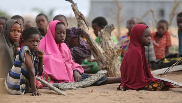 Kenijski obóz Dadaab to największy ośrodek dla uchodźców na świecie - daje schronienie ponad 300 tys. osób. Kenia zaczęła przyjmować somalijskich uchodźców w 1991 roku, jednak teraz chce zamknąć obóz. Dlaczego? Władze twierdzą, że to właśnie tam islamiści z somalijskiego ugrupowania Asz-Szabab szukają rekrutów.  – Nie można twierdzić, że skoro Dadaab nie jest celem ataków, to jest to całkiem bezpieczne miejsce. To teren gdzie rekrutuje się i trenuje tych, którzy atakują Kenijczyków w Nairobi – twierdzi Albert Kimathi, wysoki urzędnik z regionu Dadaab. Takie oskarżenia niepokoją mieszkańców obozu, którzy znaleźli w Dadaab bezpieczne schronienie i mogą liczyć na przyzwoite życie. 