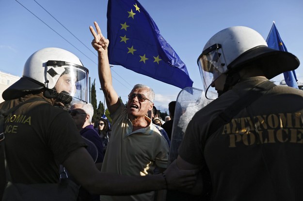 Grecy protestują w związku z programem oszczędnościowym. Zdecydowali się wyjść na ulicę. 