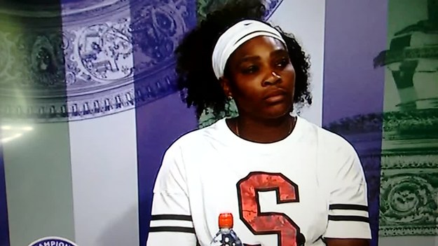 Serena Williams reaguje na alarm pożarowy, który przerwał jej konferencję prasową po triumfie nad Węgierką Timeą Babos.