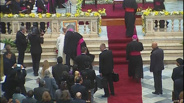 Papież odbywa oficjalną wizytę w krajach Ameryki Południowej. Evo Morales, prezydent Boliwii, zaskoczył wszystkich podarunkiem, jaki złożył na ręce papieża Franciszka. Papież otrzymał od niego komunistyczny krucyfiks. 
