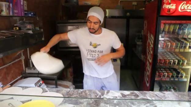 Kucharz Mora Mortada ma 27 lat i pochodzi z Egiptu. To co Mora wyprawia z ciastem zanim włoży je do pieca, obiegło już cały internet. Jak przyznaje, niesamowitych umiejętności akrobatycznych kręcenia ciastem, nauczył się sam. 