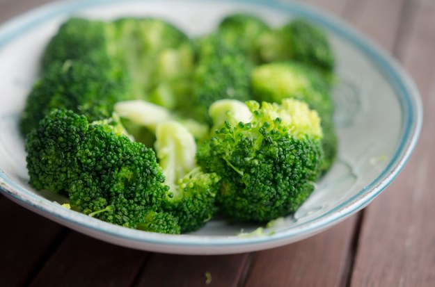 Brokuły nie bez powodu są nazywane królem warzyw. Ich dobroczynny wpływ na nasze zdrowie jest nie do przecenienia. Chronią przed rakiem, wrzodami żołądka, anemią, a także korzystnie wpływają na funkcjonowanie wzroku i regulują poziom cukru we krwi. Zobacz, jak łatwo gotować brokuły, by zachowały wszystkie własności odżywcze. 



Więcej kulinarnych porad znajdziesz tutaj. Wejdź!


Polub "Zmysłowe smaki" na Facebooku! 