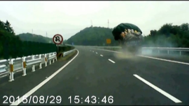 Nagranie przedstawia dramatyczny wypadek, do którego doszło na chińskiej autostradzie. Kamera samochodowa zarejestrowała moment przewrócenia się ciężarówki, wiozącej worki z produktami rolnymi. Cały ładunek wypadł na jezdnię; na szczęście nikomu nic się nie stało. 
