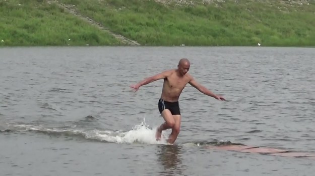Mnich z klasztoru Shaolin pobił własny rekord w "chodzeniu po wodzie". Shi Liliang przebiegł 125 metrów na dwustu płytkach ze sklejki, które były rozłożone w poprzek zalewu. Zadanie to wymaga doskonałego balansu i dużej szybkości. Mnich próbował trzykrotnie, zanim w końcu udało mu się pobić poprzedni rekord świata, który wynosił 120 metrów. 