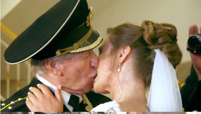 Зрелый мужчина женился на молоденькой чисто ради её жопы порно видео