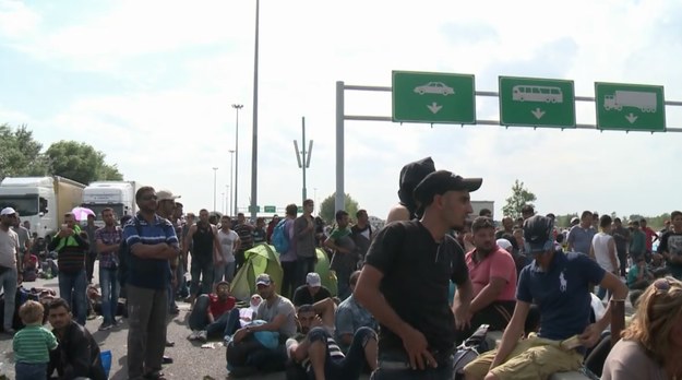 Władze węgierskie uszczelniły swoją granicę z Serbią, aby powstrzymać falę uchodźców. Zamknęły też  przejście graniczne, a setki Syryjczyków utknęły po serbskiej stronie. – Nie ufamy już nikomu – mówi jeden z uchodźców. 


Na Węgrzech 15 września weszły w życie restrykcyjne przepisy imigracyjne. Osobom nielegalnie przekraczającym granicę grożą 3 lata więzienia.  Za kolei za próbę zniszczenia postawionego tam ogrodzenia grozi kara do 5 lat pozbawienia wolności. Władze węgierskie poinformowały o aresztowaniu kilkuset uchodźców. Pomimo deklarowania solidarności z uchodźcami, Unii Europejskiej wciąż nie udało się ustalić konkretnych warunków.