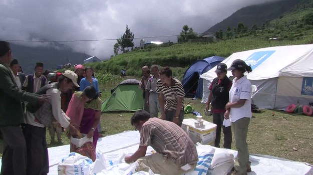 Po kwietniowym trzęsieniu ziemi nepalskie wioski są powoli odbudowywane. Jednak zniszczenia wciąż są widoczne na każdym kroku, a niektóre miejsca wciąż są odcięte od świata. Organizacje humanitarne nie dysponują śmigłowcami aby dostarczyć pomoc. Dlatego znaleziono inne rozwiązanie, które jest tańsze i lepsze dla miejscowej ludności. 


- Zatrudnienie tragarzy wydało się nam czymś oczywistym. Mając doświadczenie w organizowaniu wypraw górskich, wiedzieliśmy jak to zrobić - mówi alpinista Damian Benegas, który angażuje się w pomoc Nepalczykom. Dzięki takiej metodzie stworzono miejsca pracy dla lokalnej ludności, którzy potrzebują środków na odbudowę swoich domów.
