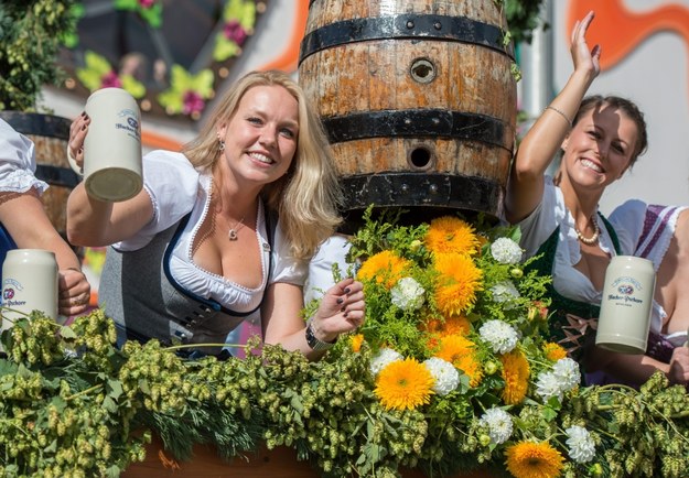 Do 4 października odbywa się w Monachium, stolicy Bawarii, tradycyjna 16-dniowa piwna impreza - 182. Oktoberfest. W tym roku piwem i kiełbaskami raczyć się ma ponad 6 mln gości. Nikt nie odbierze Bawarczykom światowego pierwszeństwa w organizacji tego festiwalu radości ze złocistego trunku.
Fot. EPA
