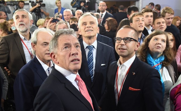 Zachodnie agencje o polskich wyborach: Decydujący zwrot w prawo - Wybory parlamentarne 2015 Polacy zagłosowali w niedzielę za zmianą, wynosząc do władzy eurosceptycznych konserwatystów, którzy wypłynęli na fali populistycznych obietnic i obaw przed napływem uchodźców - odnotowuje agencja AFP. Z kolei Associated Press pisze o "decydującym zwrocie w prawo".