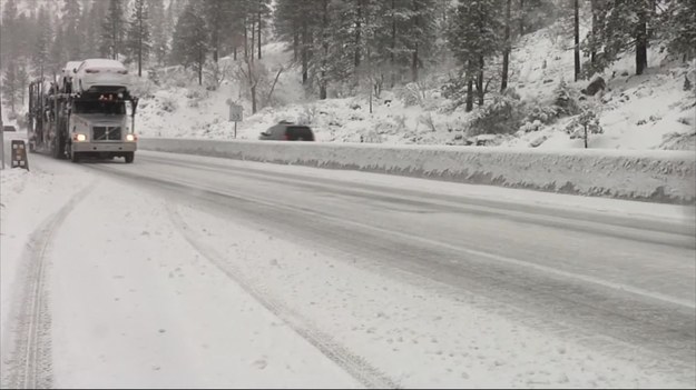 Zimowa pogoda przybyła na zachód Stanów Zjednoczonych z większą mocą niż zazwyczaj o tej porze. W stanie Nevada w poniedziałek spadło tyle śniegu, że drogi błyskawicznie stały się nieprzejezdne. Wielokilometrowe korki, stłuczki i problemy w dostawie prądu zamieniły w koszmar początek tygodnia wielu mieszkańcom stanu. Na chwilę trzeba było nawet zamknąć autostradę międzystanową. Według prognoz to wcale nie koniec utrudnień spowodowanych przez burze i zamiecie śnieżne w tym rejonie USA.  