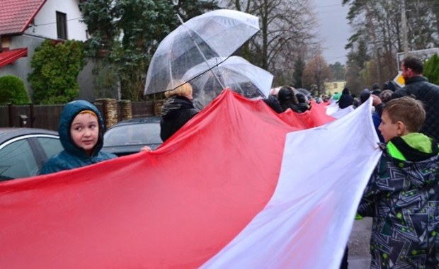 "Niepodległościówki", rekord w rozwinięciu najdłuższej flagi. Uczciliśmy Święto Niepodległości - Polska 11 listopada, w Narodowe Święto Niepodległości, zaprosiliśmy Was do wzięcia udziału w patriotycznej akcji RMF FM i Muzeum Józefa Piłsudskiego w Sulejówku. Tego dnia wszystkie drogi prowadziły do tego miasta. Nasi reporterzy z czterech stron Polski wyruszyli szlakami odzyskania niepodległości do Muzeum Józefa Piłsudskiego. Po drodze rozdawali ciasta "Niepodległościówki". Udało się nam także pobić rekord w rozwinięciu najdłuższej flagi narodowej.
